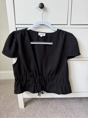 superdown Black V-Neck Drawstring Short Sleeve Blouse